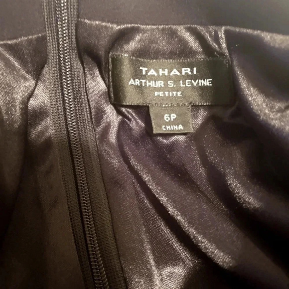 Tahari ruched waist black short sleeve dress size 6P zippered back - Picture 5 of 6